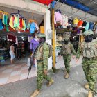 Militares patrullan una zona comercial de Quinindé como parte de los operativos de seguridad bajo estado de excepción.