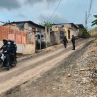 Agentes del Grupo Flecha patrullan el barrio Mina de Piedra en Esmeraldas, como parte de operativos preventivos en zonas críticas.