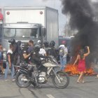 Ciudadanos reaccionaron indignados, cerrando la vía con llantas que quemaron con ese fin. El bloqueo se mantuvo por unas dos horas.