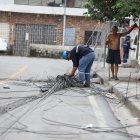 Las compañías de telefonía e internet llegaron para arreglar los daños del accidente.