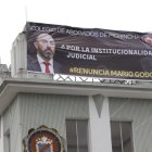 El Colegio de Abogados de Pichincha colocó en su sede, en Quito, una pancarta en la que "exige" la renuncia de Mario Godoy, a la presidencia del Consejo de la Judicatura.