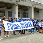 Emelec atraviesa un duro momento y su hincha exige la renuncia de Jorge Guzmán.