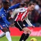 El volante ecuatoriano se impone en la disputa del balón frente a Mikkel Damsgaard, mediocampista del Brentford.