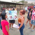 Habitantes salen con carteles para hacer pública su angustia por sus vecinos desaparecidos.