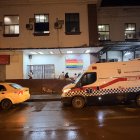 En el hospital recibió atención médica y permanece en el área de cuidados intensivos.