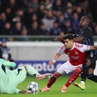 Piero Hincapié (c) se ha consolidado en la defensa de Arsenal.