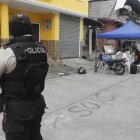 En el lugar del ataque, personas llegaron para velar a las víctimas.