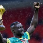 Sadio Mané, referente y capitán de la selección de Senegal, levanta el trofeo de la Copa Africana.