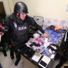 En la vivienda se encontraron drogas, fundas, balanzas y todo lo necesario para la venta de los alcaloides.