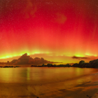 Tormenta solar de nivel G4 impacta la Tierra y genera auroras boreales visibles en regiones poco habituales, mientras científicos mantienen en alerta a los sistemas satelitales y eléctricos.