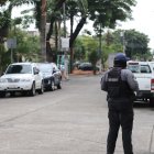 El guardia asignado a esta zona ronda cada manzana. Él reconoce los puntos más peligrosos de Urdenor 1.