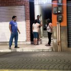 Familiares y moradores se concentran en los exteriores del inmueble donde una joven fue hallada sin vida, mientras las autoridades realizan las primeras diligencias investigativas en la parroquia La Unión.