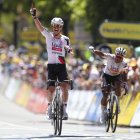 Jhonatan Narváez (d) celebra tras ver a su compañero Jay Vine (i) cruzar la meta de la segunda etapa del Tour Down Under.