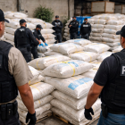 Operativo policial en una bodega donde se almacenaban químicos usados para la producción de cocaína.