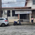 Al Hospital Básico Alberto Buffoni llevaron a la mujer que resultó herida en el ataque.