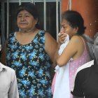 Piedad Villao (vestido rosa) esperaba a su hijo Hugo Baque Villao para merendar cuando se registró la balacera.