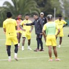 El estratega venezolano César Farías (c) estuvo atento para corregir las fallas de los jugadores de Barcelona en el penúltimo entrenamiento en el complejo de Puembo.