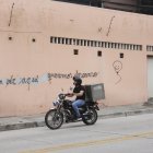 Este mensaje escrito en el muro es uno de los ‘recaditos’ que ha recibido la dueña de casa donde viven los perros. Incluso han amenazado su integridad y la de sus familiares.