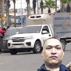 Alias Chino Julio iba a bordo de este vehículo cuando fue atacado a tiros. La Policía llegó al lugar y, tras asegurar la escena, procedió con el levantamiento del cuerpo.