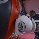 El boxeador ecuatoriano Beber Espinoza prepara el evento en el que colgará definitivamente los guantes.