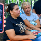 Johanny (izquierda) llegó a Ecuador acompañada de una amiga para retirar los restos de su hermano.