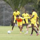 Toto Núñez (c) conduce el balón durante un entrenamiento de Barcelona en plena pretemporada en Puembo, afinando su puntería bajo mirada del cuerpo técnico que lidera el venezolano César Farías