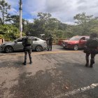 Operativo policial en San Lorenzo: agentes inspeccionan vehículos en un control de seguridad tras los recientes hechos violentos registrados en el cantón.