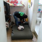 Un agente de Criminalística inspecciona la celda donde fue hallado el cuerpo sin vida de María Eva Paredes Reasco, en el Centro de Rehabilitación Femenino de Esmeraldas.