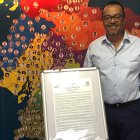 Byron Aparicio Chiriboga sostiene la “Carta de Santa Cruz”, firmada en Galápagos el 16 de octubre de 2018, cuando era alcalde de Atacames.