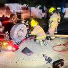 Personal de emergencia atiende el siniestro en el paso a desnivel de Esmeraldas, donde un vehículo cayó desde lo alto, dejando dos víctimas mortales.