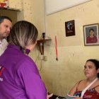 Rosa Segarra (de rojo), junto a funcionarios públicos que acudieron al lugar donde se aloja temporalmente para entregar ayuda.