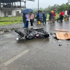 La motocicleta quedó destruida tras impactar contra un bus en el sector El Consuelo, vía E20; el accidente dejó una víctima mortal y un menor herido.
