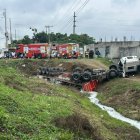 El vehículo de carga pesada cayó en una zanja, derramando una sustancia hacia el agua.