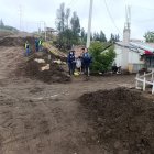 El agua descendió por la avenida desde lo alto de la cordillera.
