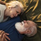 El afecto y la cercanía siguen siendo claves para el bienestar cerebral, incluso con los años.