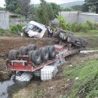 El camión cayó en una zanja, luego de colisionar por atrás contra un expreso escolar.