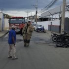En la vía a San Mateo fueron quemadas tres motos y dejaron abandonados panfletos amezantes
