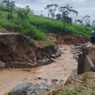Las lluvias provocaron daños en vías y puentes.
