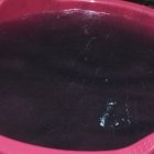 Agua de lluvia recolectada en San Lorenzo muestra un tono oscuro y espumoso, tras el incendio en la Refinería de Esmeraldas, generando preocupación ciudadana.