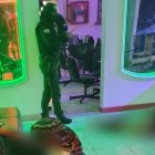 La policía se encuentra en el lugar de los hechos para recabar indicios.