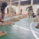 Personal militar organiza y custodia los 1.216 bloques de droga incautados en la isla San Pedro, Esmeraldas, durante un operativo especial de la Armada del Ecuador.