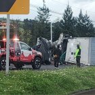 Los equipos de emergencia junto con al Policía fueron hasta el sitio para auxiliar a los pasajeros afectados de ambos automotores.