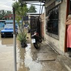 Las calles inundadas representan el principal obstáculo para la movilidad de peatones y automóviles.