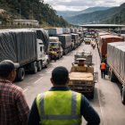 Recreación de filas de camiones se concentran en la frontera tras la entrada en vigencia de los aranceles.