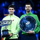 Carlos Alcaraz (i) junto a Novak Djokovic como campeón y vicecampeón del primer Grand Slam de la temporada.