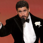 Bad Bunny sostiene el Grammy a Mejor Álbum del Año, un hito para la música latina y la historia de los premios Grammy.