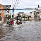 Varias calles del casco central de Machala quedaron anegadas tras la lluvia nocturna.