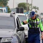 El personal técnico y agentes de tránsito supervisan que los vehículos mantengan las condiciones óptimas para circular por las vías de Guayaquil.