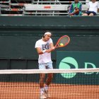 Álvaro Guillén, raqueta #1 de Ecuador, entrena desde el fin de semana en la sede de Quito, donde se jugará el duelo.