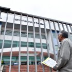 Con carpeta en mano, Benigno Chaucalal viajó desde Sangolquí para encontrarse con las puertas cerradas y una guardia que no le aclaró ninguna duda.
